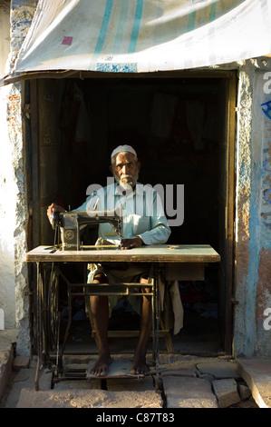 Indischer Mann mit Nähmaschine im Dorf Rohet in Rajasthan, Nordindien Stockfoto