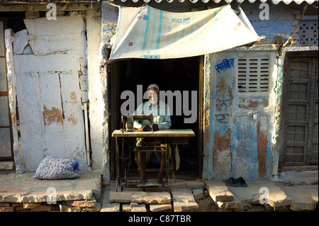 Indischer Mann und Frau Nähen Stoff im Dorf Rohet in Rajasthan, Nordindien Stockfoto