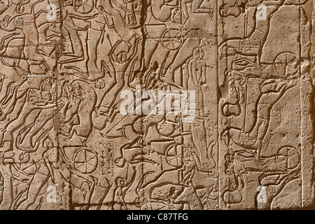 Relief Arbeiten zeigen Feldzüge von Ramses II in das Ramesseum, Luxor, Ägypten Stockfoto