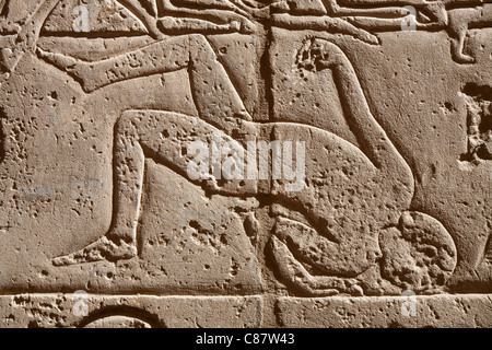 Relief arbeiten mit toten Soldaten in militärischen Kampagnen von Ramses II in das Ramesseum, Luxor, Ägypten Stockfoto