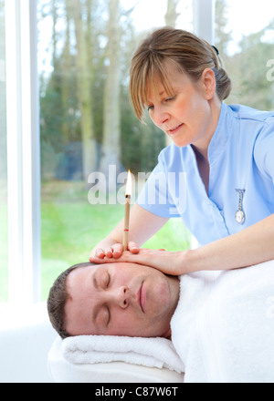 Ear candling Behandlung im Vereinigten Königreich Stockfoto