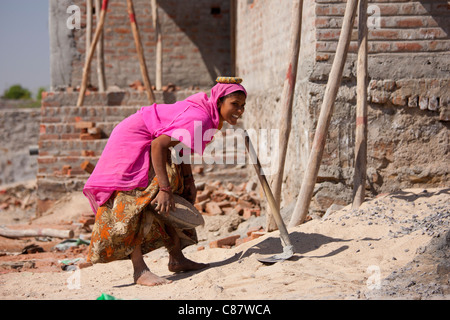 Frau Baumeister trägt Zement auf dem Kopf im Khore Village, Rajasthan, Indien Stockfoto