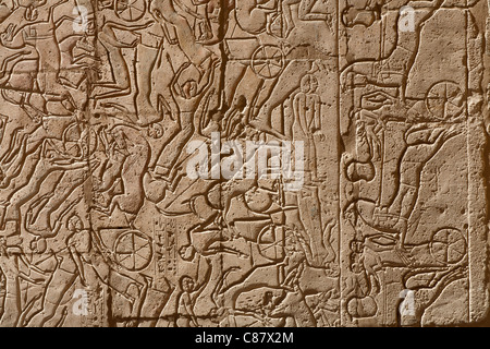 Relief Arbeiten zeigen Feldzüge von Ramses II in das Ramesseum, Luxor, Ägypten Stockfoto