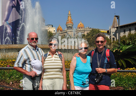 Ältere Paare posiert in Plaça Catalunya, Barcelona, Provinz Barcelona, Katalonien, Spanien Stockfoto