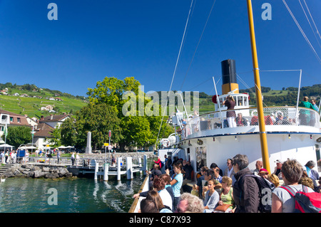 Touristen genießen einen Tag draußen am Genfer See paddeln Dampfschiff La Suisse Stockfoto