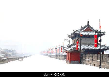 Die südlichen Wall Tor der alten XI fällt der erste Schnee im Jahr 2011. Stockfoto