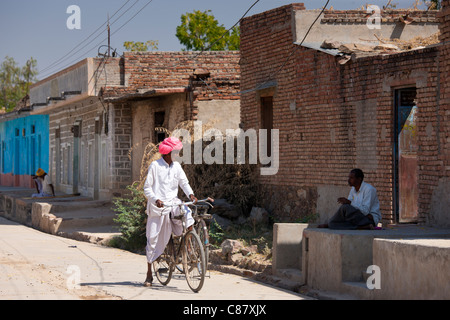 Indische Männer im Chat im Jawali Dorf in Rajasthan, Nordindien Stockfoto