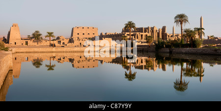 Bei Sonnenaufgang über dem Heiligen See in Richtung der Pylone und Säulenhalle im Karnak Tempel, Ostufer des Nil Luxor Ägypten anzeigen Stockfoto