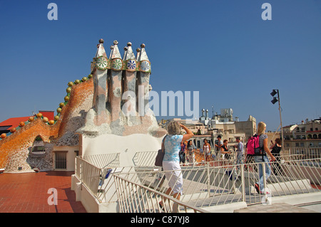 Dacharchitektur, Casa Batlló, Passeig de Gràcia, Barcelona, Provinz Barcelona, Katalonien, Spanien Stockfoto