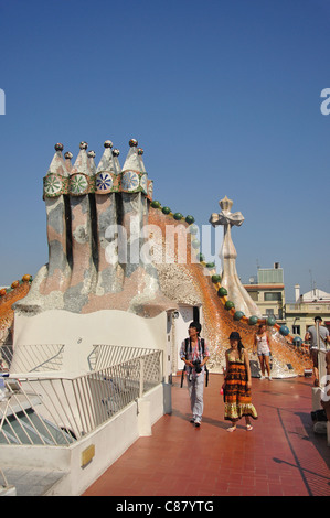 Dacharchitektur, Casa Batlló, Passeig de Gràcia, Barcelona, Provinz Barcelona, Katalonien, Spanien Stockfoto