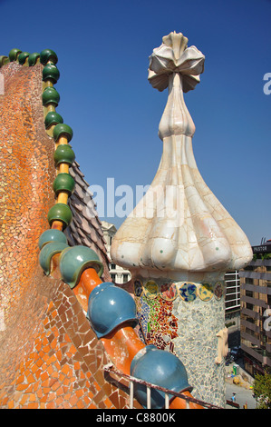 Dacharchitektur, Casa Batlló, Passeig de Gràcia, Barcelona, Provinz Barcelona, Katalonien, Spanien Stockfoto