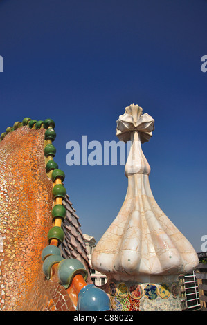 Dacharchitektur, Casa Batlló, Passeig de Gràcia, Barcelona, Provinz Barcelona, Katalonien, Spanien Stockfoto