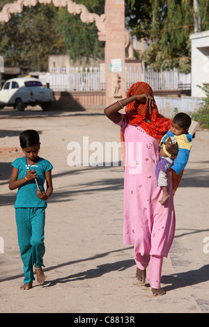 Junge indische Frau mit ihren Kindern in Narlai Dorf in Rajasthan, Nordindien Stockfoto