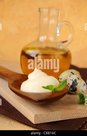 Mayonnaise mit Zutaten, Wachteleiern und Olivenöl Stockfoto