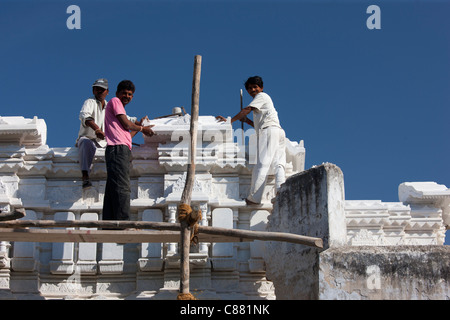 Indische Bauarbeiter arbeiten an einem neuen Gebäude im Dorf Narlai in Rajasthan, Nordindien Stockfoto