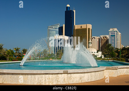 Brunnen und Wolkenkratzer in Abu Dhabi, Vereinigte Arabische Emirate Stockfoto