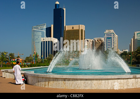Brunnen und Wolkenkratzer in Abu Dhabi, Vereinigte Arabische Emirate Stockfoto
