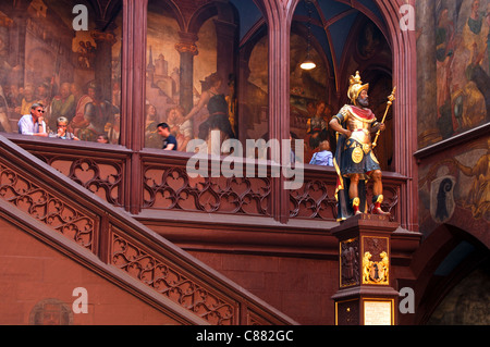 Besucher neben der Skulptur des Munatius Plncua im Innenhof des Rathauses von Basel Stockfoto