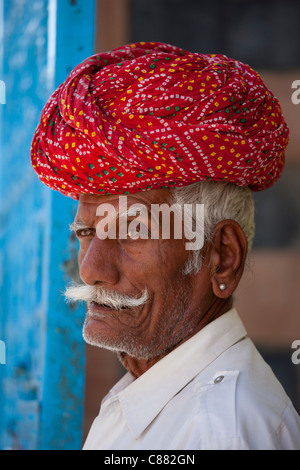Indischer Mann mit traditionellen Rajasthani Turban in Narlai Dorf in Rajasthan, Nordindien Stockfoto