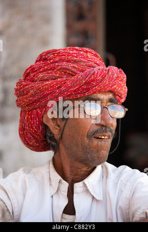 Indischer Mann trägt traditionellen Rajasthani Turban in Narlai Dorf in Rajasthan, Nordindien Stockfoto
