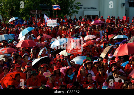 Demonstranten w / "genug ist genug" Zeichen geschrieben in beiden Englisch & Thai rotes Hemd protestieren, Phan Fa Bridge, Bangkok, Thailand Stockfoto