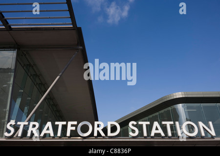 Architektur der Bahnhof Stratford im Osten Londons, dem Verkehrsknotenpunkt für die Olympischen Spiele 2012. Stockfoto