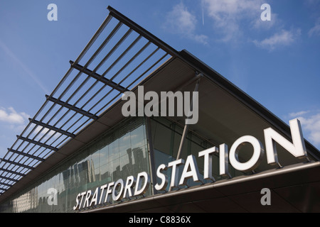 Architektur der Bahnhof Stratford im Osten Londons, dem Verkehrsknotenpunkt für die Olympischen Spiele 2012. Stockfoto