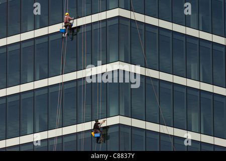 Absiling Fensterputzer arbeiten hoch über dem Straßenniveau der Glasscheiben des Westfield City Shopping Centre in Stratford. Stockfoto