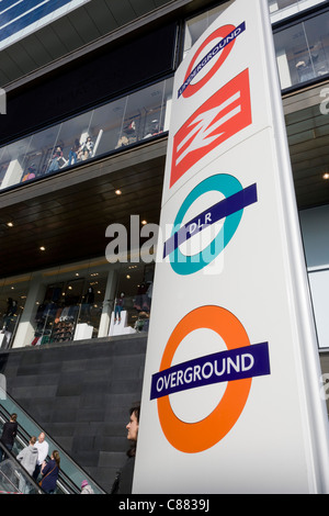 London Transport Logos auf Säule im Westfield City Shopping Centre in Stratford, Heimat der Olympischen Spiele 2012. Stockfoto