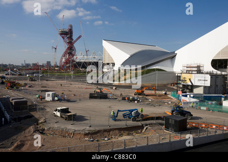 Landschaft der 2012 Olympischen Baustelle zeigt Aquatic Centre, The Orbit Kunst Turm und das Hauptstadion in Stratford. Stockfoto