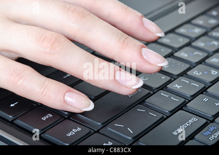 Frauen Finger über die Tastatur laptop Stockfoto