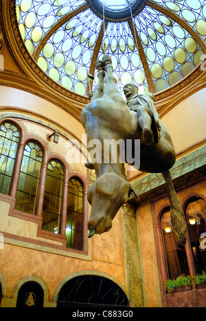 Prag, Tschechische Republik. Lucerna Pasaz (Arcade) David Cerny Upside-down St. Wenceslas und Pferd Stockfoto