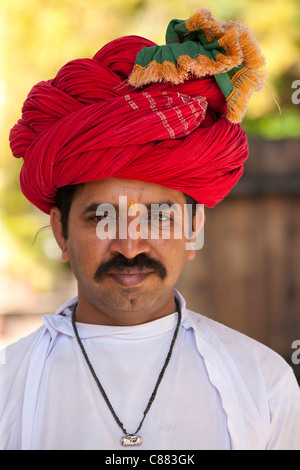 Indischen Jüngling mit traditionellen Rajasthani Turban in Narlai Dorf in Rajasthan, Nordindien Stockfoto