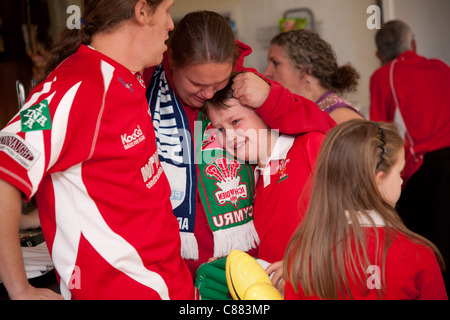 Aberystwyth Rugby Club, Wales UK. 15. Oktober 2011. Verstört walisischen Rugby-Fans sehen Rugby World Cup Halbfinalspiel zwischen Wales und Frankreich.  Frankreich gewann schließlich 9: 8 gegen einen 14 Mann Team Welsch. Stockfoto