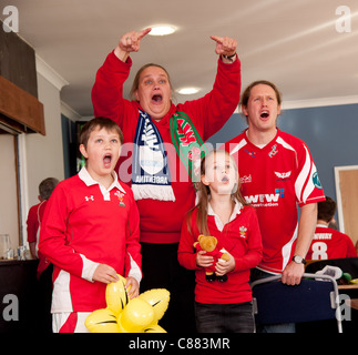 Aberystwyth Rugby Club, Wales UK. 15. Oktober 2011. Walisischer Rugby-Fans sehen Rugby World Cup Halbfinalspiel zwischen Wales und Frankreich.  Frankreich gewann schließlich 9: 8 gegen einen 14 Mann Team Welsch. Stockfoto