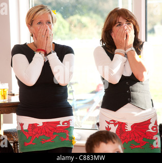 Aberystwyth Rugby Club, Wales UK, 15. Oktober 2011. Zwei weibliche walisischen Rugby-Fans sehen Rugby World Cup Halbfinalspiel zwischen Wales und Frankreich.  Frankreich gewann schließlich 9: 8 gegen einen 14 Mann Team Welsch. Stockfoto