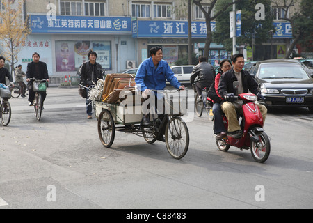 Chinesische Straßenszene, mit Fahrräder, Dreirad Moped und Auto, Hangzhou, China, Asien Stockfoto