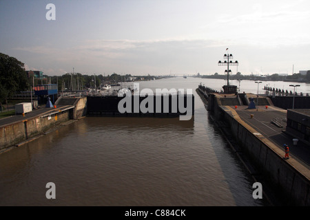 Schleuse öffnen, Nord-Ostsee-Kanal, Verknüpfung von der Nordsee bis zur Ostsee Stockfoto