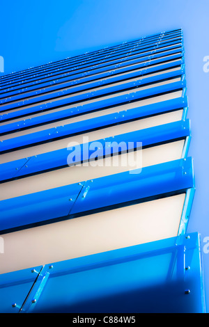 Abstrakte Komposition von hellen blauen Hochhaus auf blauen wolkenlosen Himmel. Einfache saubere retuschiert Digital regelmäßigen geometrische Formen. Stockfoto