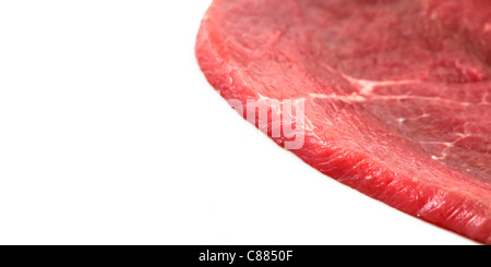 Rohes Rindfleisch isoliert auf weißem Hintergrund. Stockfoto