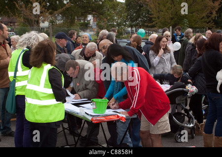 Demonstranten marschieren gegen die mögliche Schließung des Heatherwood Krankenhauses in Ascot, Berkshire, UK, auf Samstag, 8. Oktober 2011. Stockfoto