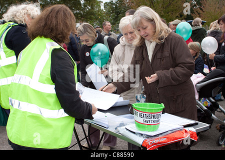 Demonstranten marschieren gegen die mögliche Schließung des Heatherwood Krankenhauses in Ascot, Berkshire, UK, auf Samstag, 8. Oktober 2011. Stockfoto