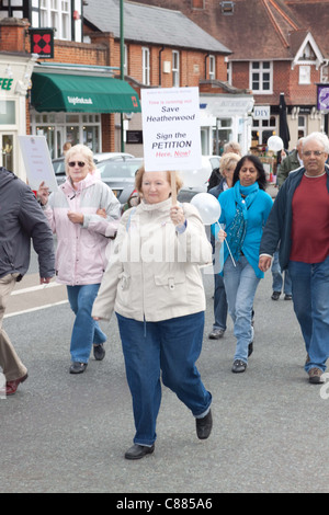 Demonstranten marschieren gegen die mögliche Schließung des Heatherwood Krankenhauses in Ascot, Berkshire, UK, auf Samstag, 8. Oktober 2011. Stockfoto