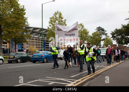 Demonstranten marschieren gegen die mögliche Schließung des Heatherwood Krankenhauses in Ascot, Berkshire, UK, auf Samstag, 8. Oktober 2011. Stockfoto