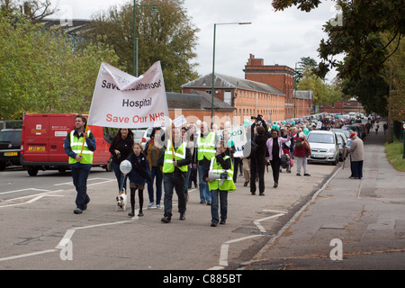 Demonstranten marschieren gegen die mögliche Schließung des Heatherwood Krankenhauses in Ascot, Berkshire, UK, auf Samstag, 8. Oktober 2011. Stockfoto