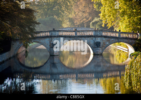 Clare College-Brücke über den Fluss Cam, The Backs Cambridge an einem schönen Herbstmorgen, aufsteigenden Nebel. Stockfoto