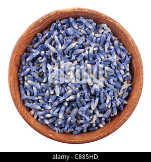 Trockenen Lavendelblüten in einer Holzschale isoliert auf weißem Hintergrund Stockfoto