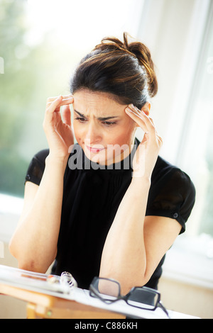 Frau im Büro betonte Stockfoto