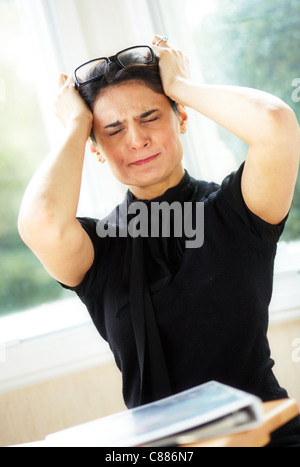 Frau im Büro betonte Stockfoto