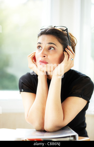 Frau im Büro betonte Stockfoto